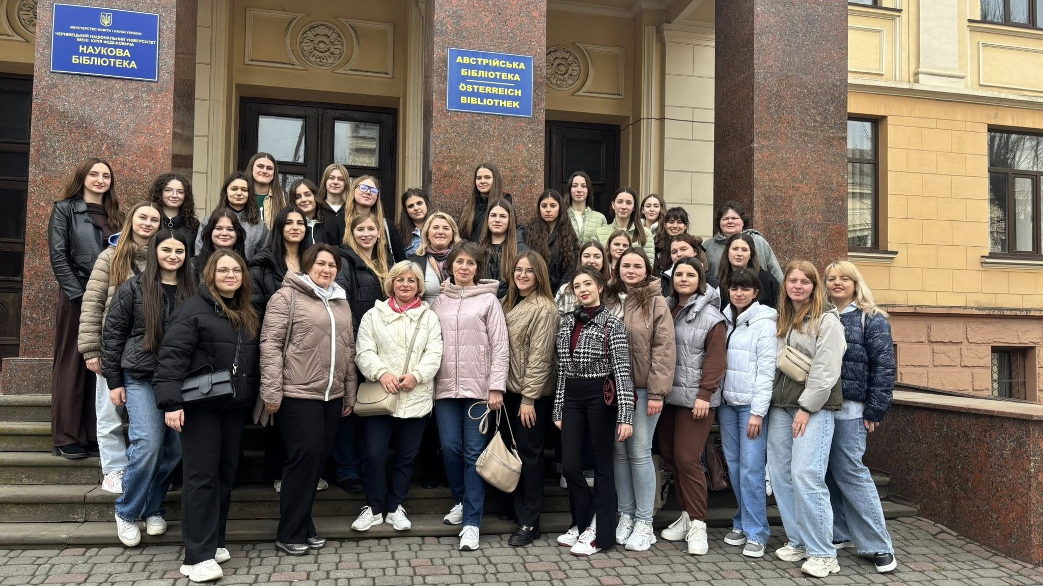 Студенти і викладачі факультету філології і журналістики біля Наукової бібліотеки ЧНУ